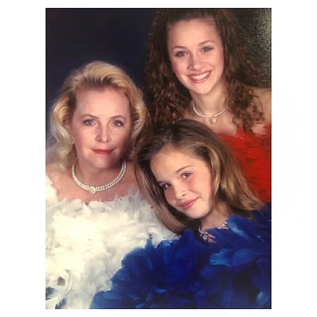 シャンテル・ヴァンサンテンのインスタグラム：「How about this #AwkwardFamilyPhoto for the WIN!!! One of these three is not like the other... yes I am the odd one out! My sis @quesadillapadilla & mom are supermodels... I am the one who looks like I popped in at the last minute. But alas this glamour shot was TOOOOO good not to share!」
