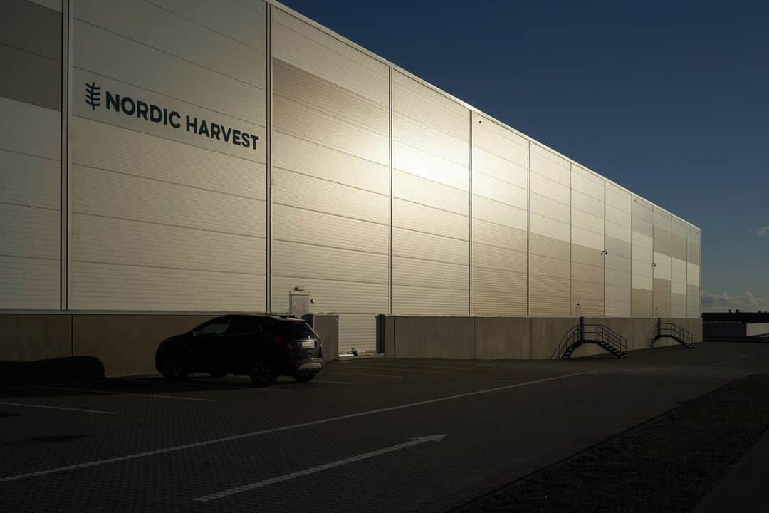 ルモンドさんのインスタグラム写真 - (ルモンドInstagram)「Le mercure à plus de vingt degrés, une lumière violette et une petite musique d’ambiance qui s’échappe d’un robot circulant entre des colonnes de salades : nous voilà transportés dans un autre monde. Oubliés les courants d’air glacés, qui soufflent dehors, sur la zone industrielle de Taastrup, à l’ouest de Copenhague, au Danemark. A l’intérieur de l’immense hangar en taule gris clair c’est l’été toute l’année.⁣ Pour le moment, six rangées d’étagères, de dix-huit et vingt-quatre mètres de long, se dressent sur quatorze niveaux, soit un total de 588 mètres. Quatorze autres rangées seront ajoutées d’ici l’été 2021, pour une surface totale de 7 000 m². Les salades et les herbes aromatiques sont cultivées hors sol, dans un milieu organique, irrigué en permanence par une solution composée d’eau et de nutriments. L’éclairage est assuré par 20 000 lampes LED. Le tout est relié à des senseurs, reliés à des ordinateurs.⁣ Ce projet nommé "Nordic Harvest" a été réalisé par Anders Riemann, entrepreneur danois, en partenariat avec la société taïwanaise YesHealth, qui exploite déjà avec succès deux fermes verticales à Taiwan et dans le sud de la Chine.⁣ -⁣ Dans la ferme verticale de Nordic Harvest (@nordic.harvest) à Taastrup, fin novembre. Des robots chargés de l’entretien des semis circulent entre les plateaux de culture sous lampes LED. Photos : Thibault Savary / AFP (@afpphoto)⁣ -⁣ #technologie #agriculture #fermeverticale」12月8日 0時30分 - lemondefr