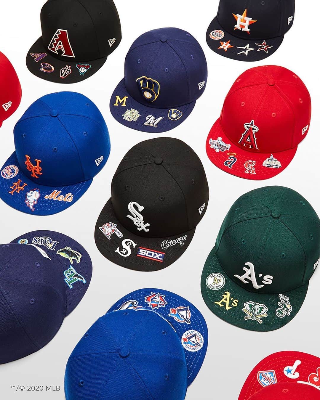 ニューエラ・キャップのインスタグラム：「Logos old and new at the tip of your cap. The MLB Visor Hit is available now at neweracap.com in all teams. #NewEraGiftGuide . Link in bio 🎁」