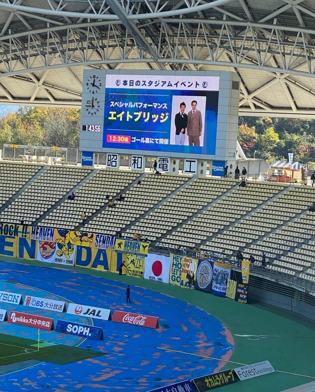 篠栗たかしさんのインスタグラム写真 - (篠栗たかしInstagram)「昨日は初大分！！﻿ 別府ちゃんの故郷に行って来ました！﻿ ﻿ 大分トリニータの﻿ ホームゲームを盛り上げるために、﻿ 昭和電工ドームにお邪魔させてもらいました！﻿ ﻿ 最高に熱いサポーターのみなさんが、﻿ 温かく迎えてくださり、﻿ 本当に楽しかったです。﻿ ﻿ 残念ながら﻿ トリニータは負けてしまって、﻿ 勝利の女神にはなれませんでしたが、﻿ そもそも男だし、﻿ めちゃめちゃ特等席で試合を見させてもらい、﻿ 90分興奮しっぱなしでした！﻿ ﻿ 日帰りだったため、﻿ 温泉に入れなかったのも残念でしたが、﻿ スタジアムの外に足湯があったので、﻿ 浸からせてもらいました。﻿ 足だけでも気持ちよかったです😊﻿ 今度はゆっくり温泉入りたいです！﻿ ﻿ とにかく、楽しかったです！﻿ ﻿ また行きたい！！﻿ 今度はトリニータに勝利を呼び込めるように﻿ 運気を貯めときます！！﻿ ﻿ #エイトブリッジ ﻿ #別府 #別府ちゃん　﻿ #篠栗 #篠栗たかし ﻿ #J1 #j1 #J1リーグ ﻿ #大分トリニータ #トリニータ ﻿ #ベガルタ仙台 #ベガルタ ﻿ #大分県 #昭和電工ドーム ﻿ #めちゃくちゃ特等席 ﻿ #代表監督が視察に来た時に見る部屋らしい ﻿ #専用カップで飲んだ﻿ #レモネード﻿ #美味しかった﻿ #試合負けたのは残念 ﻿ #いい試合でした ﻿ #正直気まずい﻿ #足湯は気持ちよかった﻿ #おんせん県おおいた﻿ #たまやの足湯﻿ #帰りに大分駅寄ったよ﻿ #意外と綺麗でした﻿ #意外は失礼か﻿ #4時半起きだったので﻿ #移動中は死んだように寝てましたが」12月8日 0時36分 - eight_bridge_guli