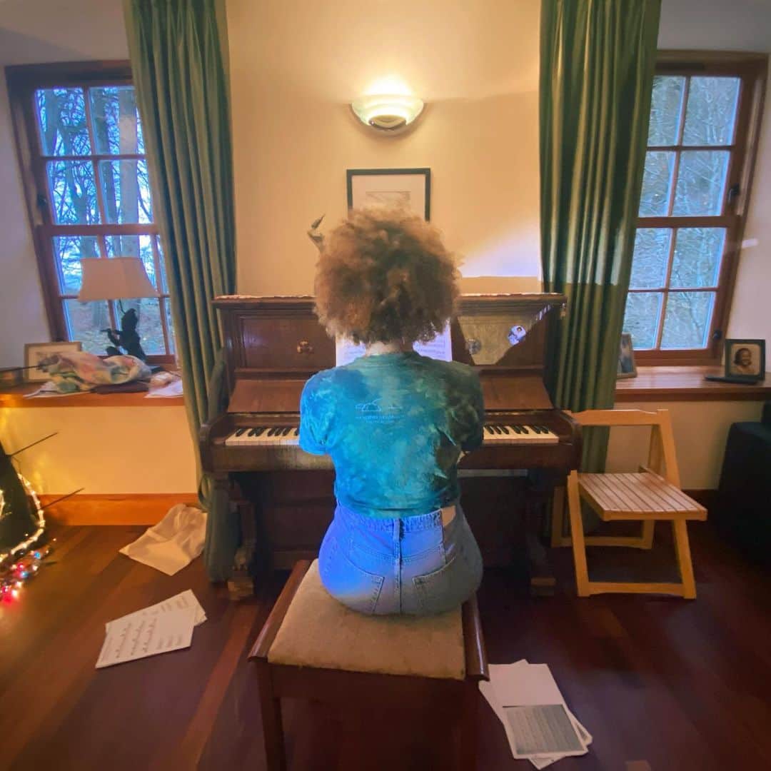Emeli Sandéのインスタグラム：「It feels SO good to be back home and sat at my first piano “Benjy” . We spent endless hours together exploring the infinite ocean of music  🌊 🗺 🎶 ♥️ (sorry to the long suffering neighbours!) Thank you so much to Ross Donald for finding this piano for me when I was 12 🙏🏽it was always my dream to play! Benjy’s a little out of tune and missing a few notes but these are minor details when the love’s so MAJOR ☺️♥️. As an introverted child he gave me a voice and friendship that has shaped my life ever since we first met! 💎💜✨」