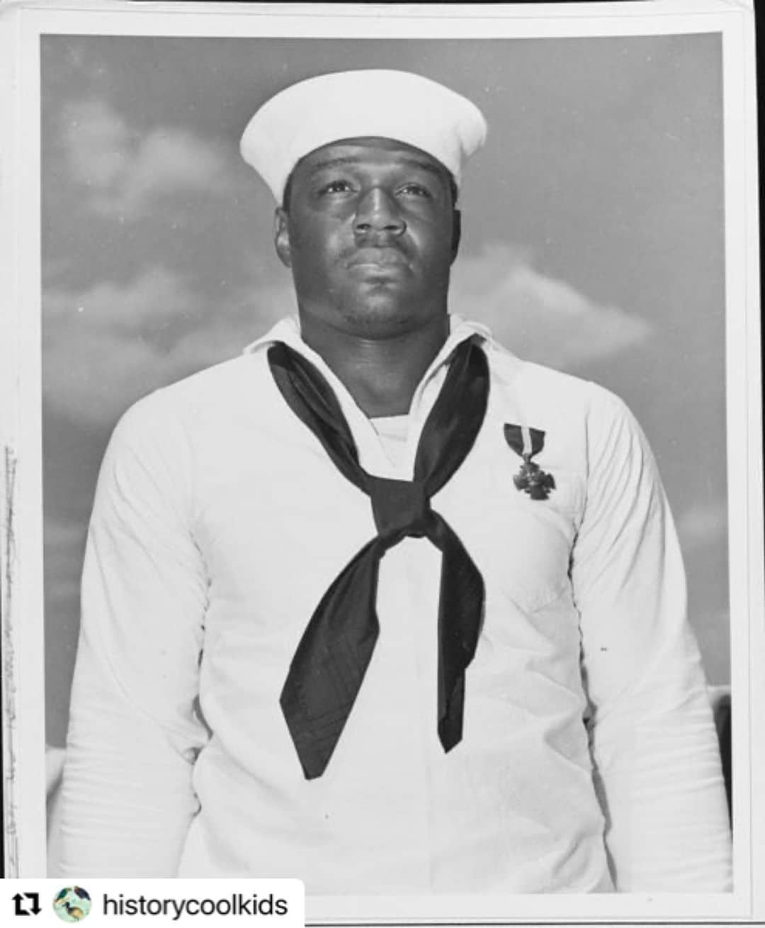 ルーカス・ティルのインスタグラム：「#Repost @historycoolkids with @make_repost ・・・ Doris Miller aka Dorie was an American sailor who is best remembered for manning the anti-aircraft guns and tending to the wounded during the attack on Pearl Harbor, December 7, 1941.   Dorie joined the United States Navy in 1939 as a Mess Attendant Third Class, which was one of the few positions open to Black Americans. His duties consisted of cooking and serving meals. During that time, Black Americans were not allowed to use or carry guns in the navy, and so Dorie was never trained to use one. The expectation was that Dorie would never get above a messman level.   On the morning of the attack, Dorie was doing laundry when he heard the alarms go off on the ship. He headed to the deck where he began to immediately tend to the wounded, carrying them on his shoulders and bringing them to safety.   Dorie then proceeded to take over the anti-aircraft gun despite having no weapons training. "It wasn't hard. I just pulled the trigger and she worked fine. I had watched the others with these guns. I guess I fired her for about 15 minutes. I think I got one of those [Japanese] planes. They were diving pretty close to us."   He was the first Black American to be awarded the Navy Cross (second highest decoration for valor after the Medal of Honor). He was also awarded the Purple Heart.   Two years after Pearl Harbor, Dorie was serving on the USS Liscome Bay in the Pacific when it was struck by a torpedo from a Japanese submarine. Dorie was among the 644 men who lost their lives.   In 2020, the U.S. Navy announced that their next carrier would be named the USS Doris Miller.   Source: https://www.npr.org/2020/01/19/797756016/u-s-navy-to-name-aircraft-carrier-after-wwii-hero-doris-miller」