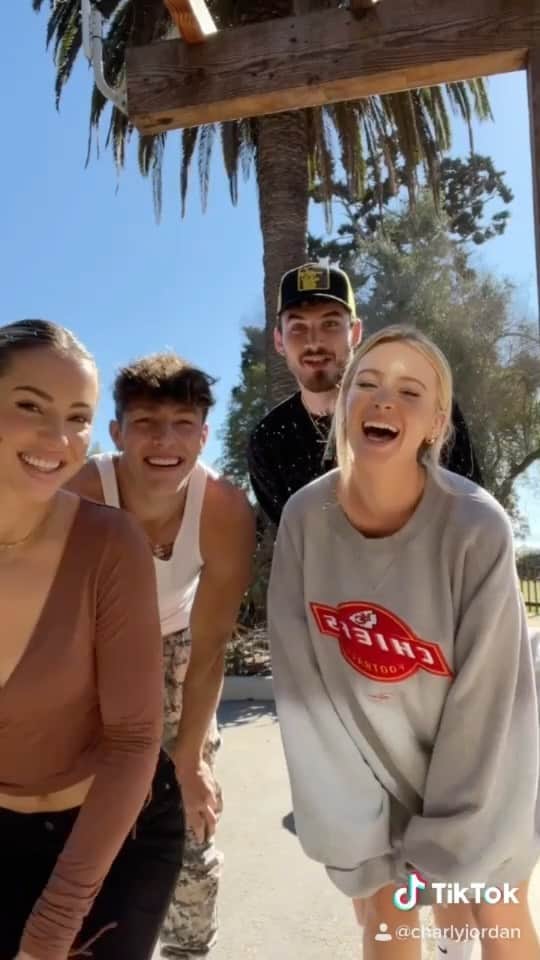 チャーリー・ジョーダンのインスタグラム：「Double date to the @santabarbarazoo w @taylerholder @daisykeech @michaelyerger to learn about critically endangered species 💕 give back during the holidays and check out their website to see how you can help save these animals and keep sanctuaries/ non profits afloat during these difficult times. Full video coming soon! Outfit @revolve #revolvewinter」