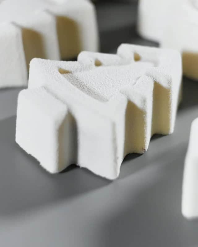 オリガ・ノスコワのインスタグラム：「The champagne jelly recipe🍾👇. . It will be a wonderful decoration for velvet cakes and pastries and will make their taste richer and more fascinating. Don’t forget to save this post! 😉 .ᅠ So what do we need? . 200 ml champagne 75 ml water or orange juice 130 g sugar 18 g gelatin (silver). . How to cook? .ᅠ • Mix water or orange juice, champagne and sugar • Heat the resulting syrup until sugar dissolves • Remove from heat, add gelatin and stir • Chill the jelly and decorate the velvet dessert • Alternative option: without letting the mixture chill down, pour it into the mold and place it in the fridge. • Tip: to make sure the jelly is easy to remove from the mold, you can freeze it. . How do you like the recipe? Will you use it?😉. . 🇵🇹Receita de geleia de champanhe🍾. . Essa geléia é uma decoração maravilhosa para bolos e doces de “veludo” ela os tornará mais saborosos. Não se esqueça de salvar sua receita. . Então, o que precisamos? 200 ml de champanhe 75 ml de água ou suco de laranja 130 g de açúcar 18 g de gelatina (prata). . Como preparar? • Misture água ou suco de laranja, champanhe e o açúcar • Aqueça o xarope resultante até que o açúcar se dissolva • Adicione a gelatina e misture • Resfrie a geleia e decore a sobremesa coberta de ‘’veludo’’ A segunda opção: sem resfriar, despeje em formas e leve à geladeira até ficar consistente. . Gostou da receita? Você vai usar?😉   ᅠ 🇷🇺Рецепт желе из шампанского🍾. Не забудьте сохранить в Избранное 😉 ᅠ Итак, что нам понадобится? .ᅠ 200 мл шампанского 75 мл воды или апельсинового сока 130 г сахара 18 г желатина (silver) . Как готовить? ᅠ • Смешайте воду или апельсиновый сок, шампанское, сахар • Нагрейте получившийся сироп до растворения сахара • Снимите с огня, добавьте желатин и размешайте • Охладите желе и декорируйте покрытый «бархатом» десерт • Второй вариант: не охлаждая, разлейте по формам и уберите в холодильник. Совет: чтобы легче вынуть желе из формы, его лучше заморозить. . Как вам рецепт? Будете использовать?😉」