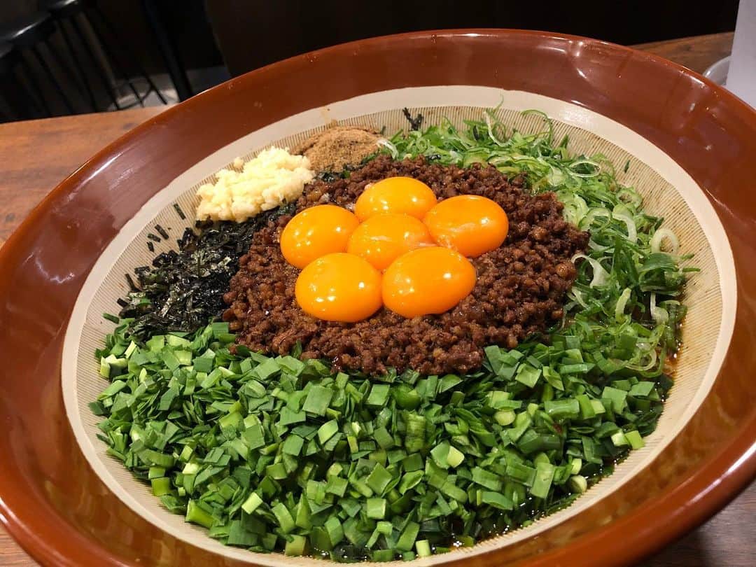 のインスタグラム：「台湾まぜそばの元祖！麺屋はなびさんの新しくオープンした南新宿店さんで、3キロのデカ盛り台湾まぜそばを作っていただきました！  麺屋はなびさんのまぜそばをデカ盛りで食べられるなんて、最高に幸せでした！  YouTubeに食べてる動画公開してますので、皆様、是非ご覧下さい！  そして、こちらの南新宿店さんは、二毛作営業で、夜は紅とんさん！  撮影終わって、夜営業が始まったので、メニュー見て、食べたかったレバテキをいただいたのですが、  これが激うま過ぎて…  もう永遠に沢山食べたい！！！  という事で、夢のレバテキ大食いも近々出来たら良いな♪♪  #麺屋はなび #麺屋はなび南新宿店 #台湾まぜそば #デカ盛り #紅とん #紅とん南新宿店 #レバテキ #レバテキ最高 #youtube #三宅智子の大食いtv #動画公開中」