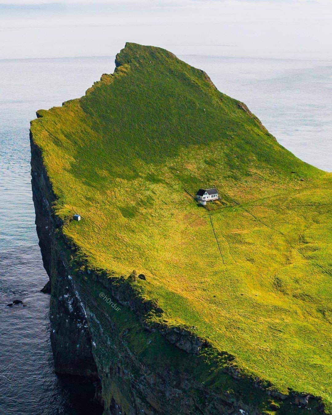 Discover Earthさんのインスタグラム写真 - (Discover EarthInstagram)「The Loneliest House in the World 🏠 !  How far away from civilization would you like to live ? #discovericeland🇮🇸 with @h0rdur  . . . . . #iceland  #everydayiceland  #igersiceland  #inspiredbyiceland  #icelandair  #wheniniceland ​#reykjavik  #ig_iceland  #icelandtravel  #lonely  #alone」12月8日 1時00分 - discoverearth