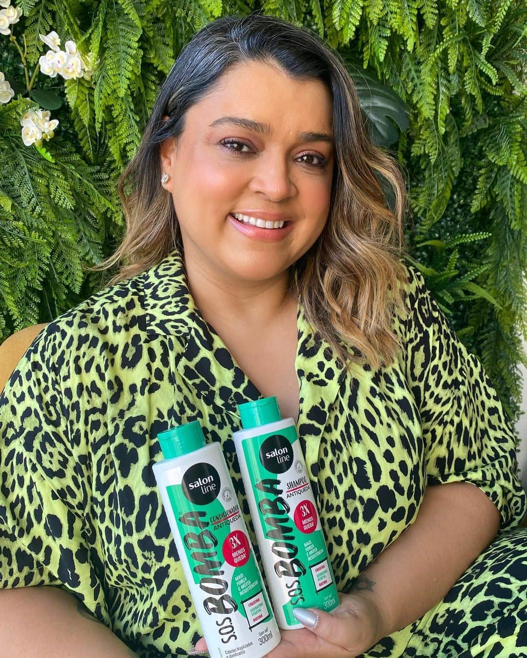 Preta Gilのインスタグラム：「Amores, vocês acompanham todas minhas aventuras capilares por aqui. Novos cortes, novas cores e tudo mais. Todas essas mudanças só são possíveis por eu ter ótimos aliados comigo cuidando do meu cabelo, como essa linha SOS Bomba da @salonlinebrasil ! Essa dupla poderosa de shampoo e condicionador é a solução para salvar seus fios da queda, quebra e das temidas pontas duplas! Eu amo, 💚 #sosbomba #salonline」