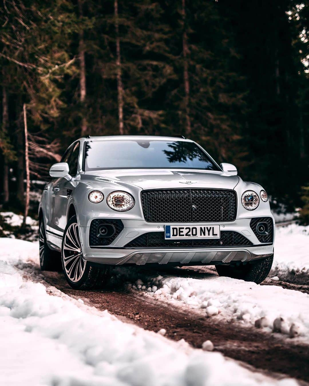 ベントレーさんのインスタグラム写真 - (ベントレーInstagram)「Take a nice long vacation from ordinary. The #NewBentayga. _ #Bentley Bentayga V8 WLTP drive cycle: combined fuel consumption: 21.7 mpg (13 l/100 km), combined CO₂: 294 g/km」12月8日 1時01分 - bentleymotors