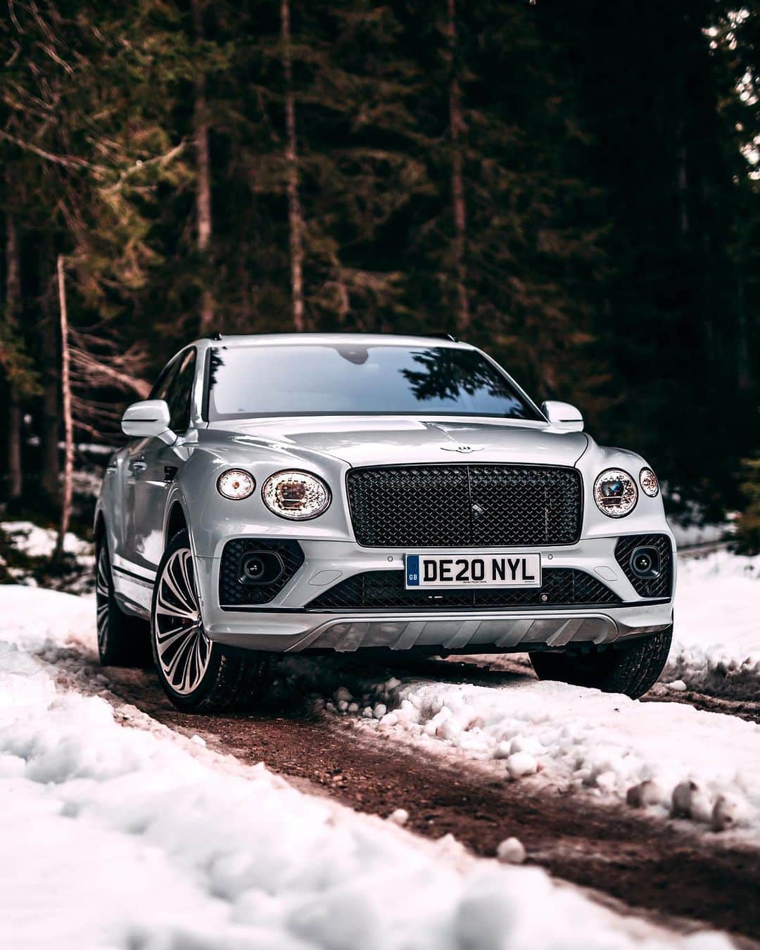 のインスタグラム：「Take a nice long vacation from ordinary. The #NewBentayga. _ #Bentley Bentayga V8 WLTP drive cycle: combined fuel consumption: 21.7 mpg (13 l/100 km), combined CO₂: 294 g/km」