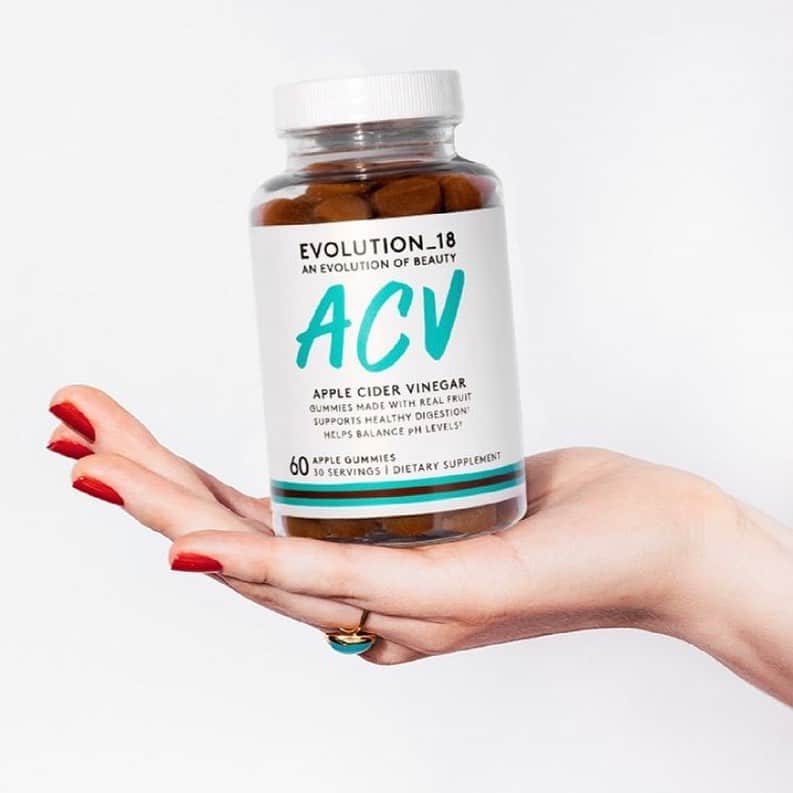 ボビー・ブラウンのインスタグラム：「I love apple cider vinegar (ACV). I’ve been taking it for awhile but have always dreamt of a delicious gummy that would be an easier add to my daily routine. Finally it’s possible & available now at @evolution_18. Head to evolution18.com to learn the benefits of ACV, including improved digestion and balanced pH levels. Then, join me live on Instagram today at 2PM EST to learn why I love it and answer all your questions.」