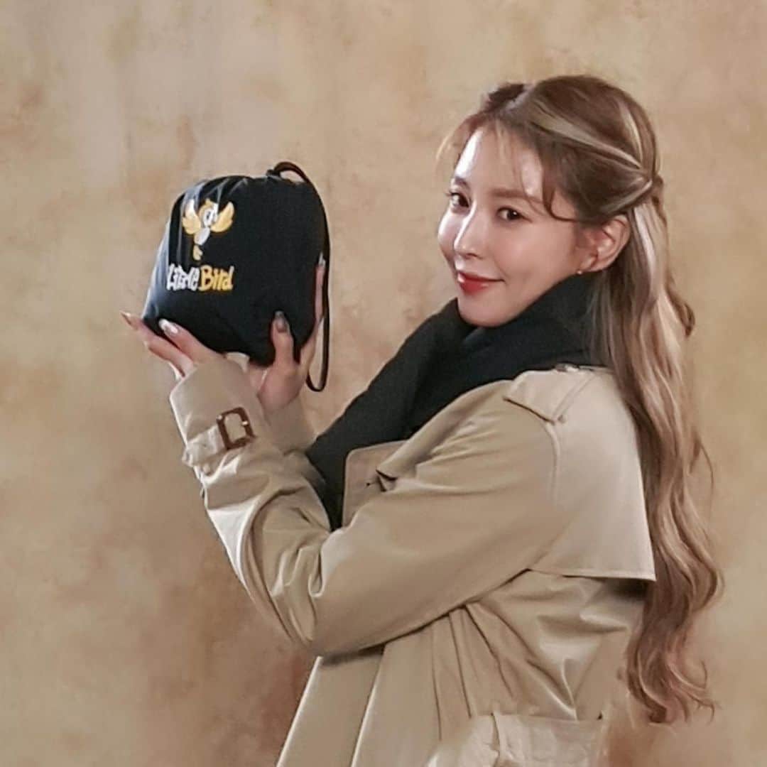 BoAのインスタグラム：「#리틀버드머플러 빨리 배송 와주세요~~🙈 올 겨울 가장 따뜻한 머플러🧣수익금은 보호 종료 아동의 자립을 돕는 장학금으로 쓰여집니다. #착한충전재 #착한소비」