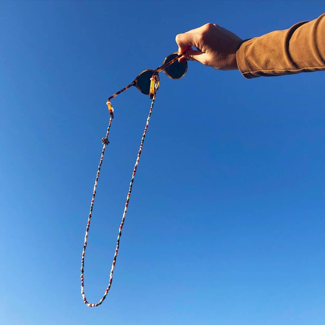 Warby Parkerのインスタグラム：「Wonderfully on schedule, a highly giftable/gettable pairing of sunglasses 🕶️ + exclusive eyewear chains 📿 created with @RoxanneAssoulin! Tap the 🛍️ icon to get gifty 😉」