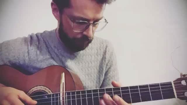 カーキ・キングのインスタグラム：「Nothing makes me happier than passerelle first impressions! Get yours in time for holiday cheer/depression/isolation. Link to store in bio or through kakiking dot com.   Repost from @_toech_ • musical diary The passarelle bridge arrived today! Created by @kakigram and @atelier_rosenkrantz  #passarellebridge #kakiking #atelierrosenkrantz #koto #guitar #guitars #acousticguitar #nylonstringguitar #nylonstrings #experimentalguitar」