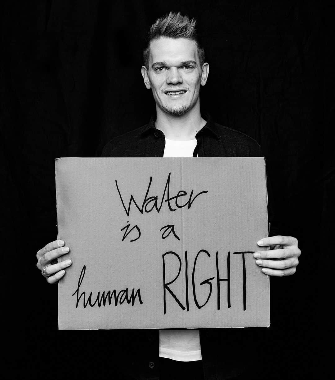 マティアス・ギンターさんのインスタグラム写真 - (マティアス・ギンターInstagram)「Water is a human right. 💧 @vivaconagua  📸 Robert Winter」12月8日 1時16分 - matzeginter28