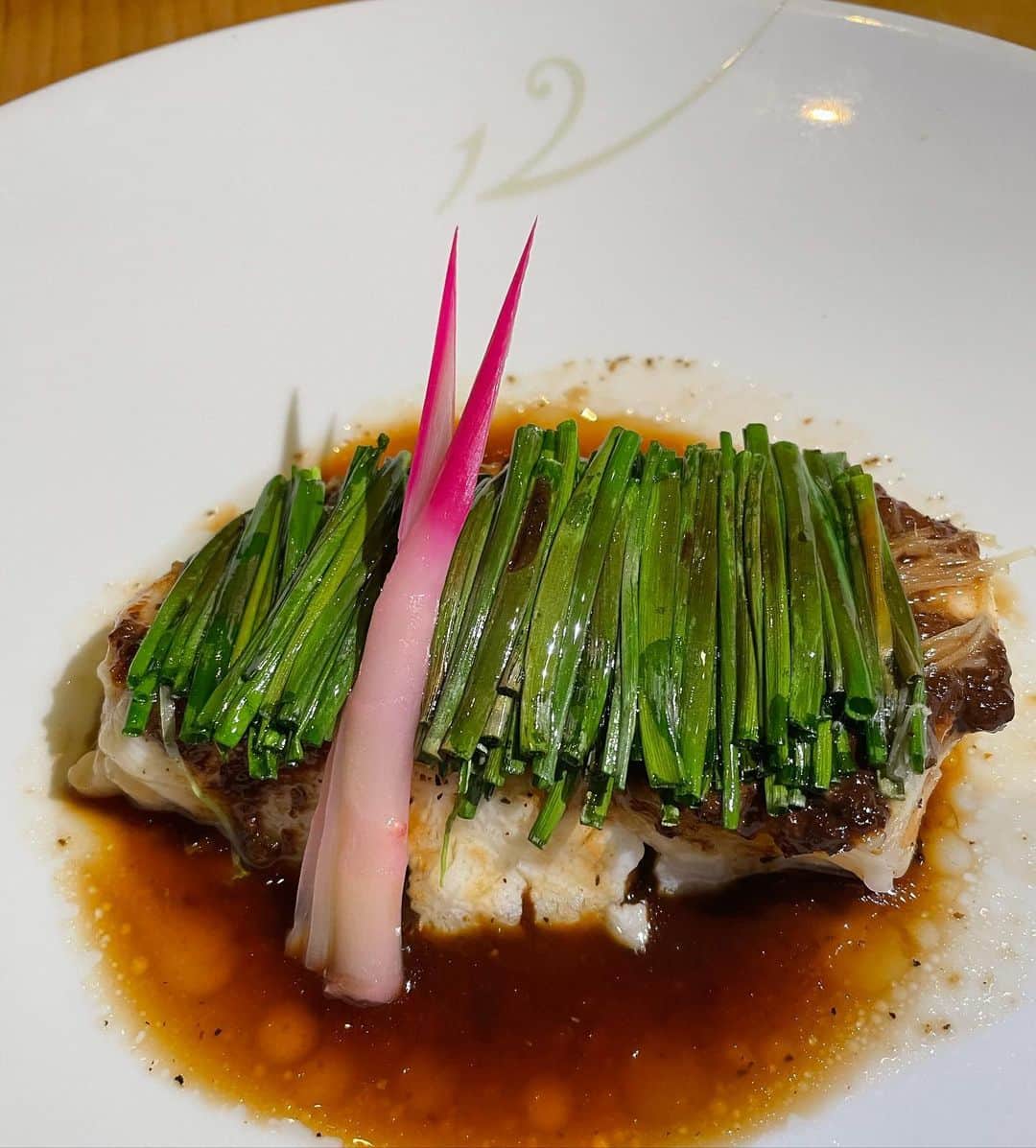 のインスタグラム：「One of Matsuhisa’s signature dishes.  Steamed chillian sea bass with black bean paste  #steamedfish #chillianseabass #blackbeans  @matsuhisabeverlyhills @nobumatsuhisa_dinnerware」