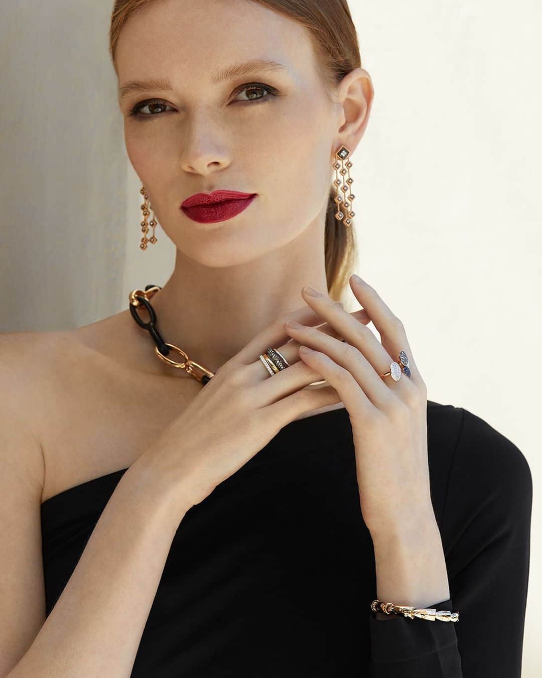Saks Fifth Avenueのインスタグラム：「Shine brightly this season and give the gift of forever pieces from @roberto_coin, @vhernier, @pomellato and @spinellikilcollin. #SaksStyle」
