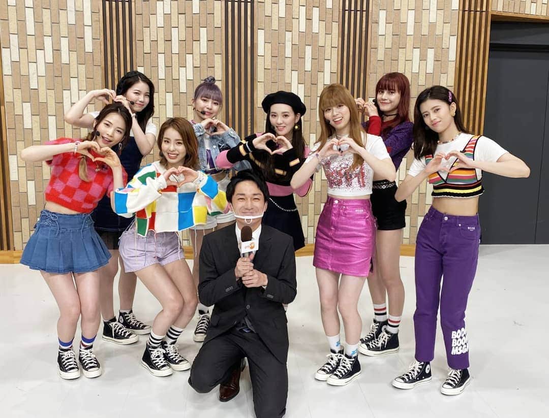 TBS「はやドキ！」のインスタグラム：「NiziUの皆さんを直撃🎤﻿ ﻿ 皆さんは今でも共同生活をしているとのこと！﻿ ﻿ そこで"メンバーの中で1番〇〇は？"と聞くと、﻿ 1番寝坊してしまうのは、紫色の髪が特徴的なMAYUKAさん😴﻿ ﻿ 寝坊しないようにアラームをかけても起きられず、ずっと音が鳴り響き、メンバーから「音うるさいからアラームかけないで！」と苦情がきたそうです😂﻿ ﻿ そこからはメンバーの皆さんに起こしてもらうようになったと話していました✨﻿ ﻿ ﻿ NiziUの皆さん、ありがとうございました！﻿ ﻿ ﻿ 渡部﻿ ﻿ ﻿ #NiziU さん﻿ #直撃🎤﻿ #渡部峻﻿ #アナウンサー﻿ #はやドキ﻿ #tbs」