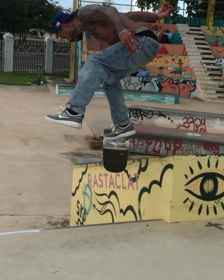 マニー・サンティアゴのインスタグラム：「❤️ Skateboarding. 🎥: @luisdiazzz_」
