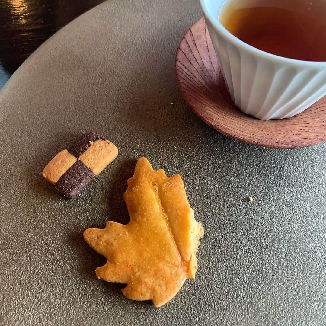 風間ゆみえのインスタグラム：「おやつのまほう  気がつけばあたりは真っ暗でした  誰かのせいにしてしまいたい どうしてこんな場所にいるのか 夢のなかなのか  懐かしいな 私には見えるその日 きっと同じ景色はもうないんだね  いいよね  どうかわたしの声はいつまでも 近くにあるように  甘い香りはとどくかな  私が思う世界もつくれない つくりたい瞬間も描けなかったから  どうか、 　 私のなみだが甘い甘いお菓子のように こころがほぐれるやわらかいものを  少しづつなくしていくものなんて美しい花びらのように  あしたはもう少し強くなれるように やわらかく  大丈夫」