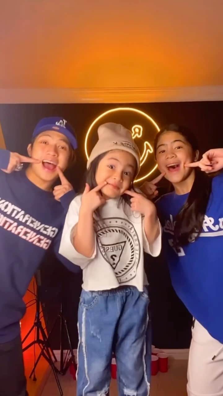 Niana Guerreroのインスタグラム：「lets get hype!!! 🤣 try out the #mysmilechallenge and show us ur litty movesssss 🔥」