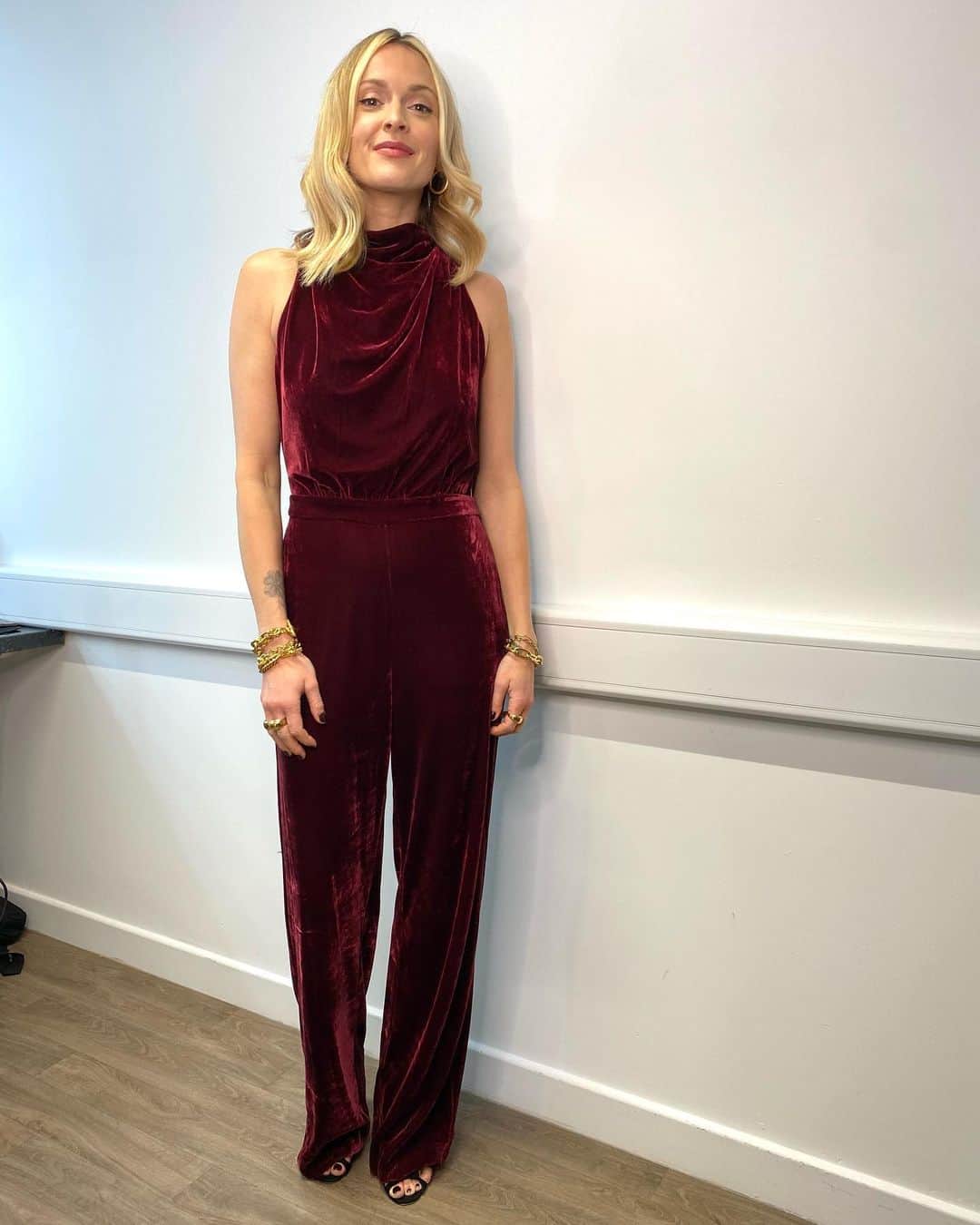 ファーン・コットンのインスタグラム：「Festive pants time 🎄  Christmas Top Of Pops today.  Thanks @sineadmckeefry @hebefox for convincing me to wear something a bit different today and thank @justinejenkins for reducing my eye bags due to a 5am wake up. Why am I now wide awake at 5 am? I’m turning into my dad.」