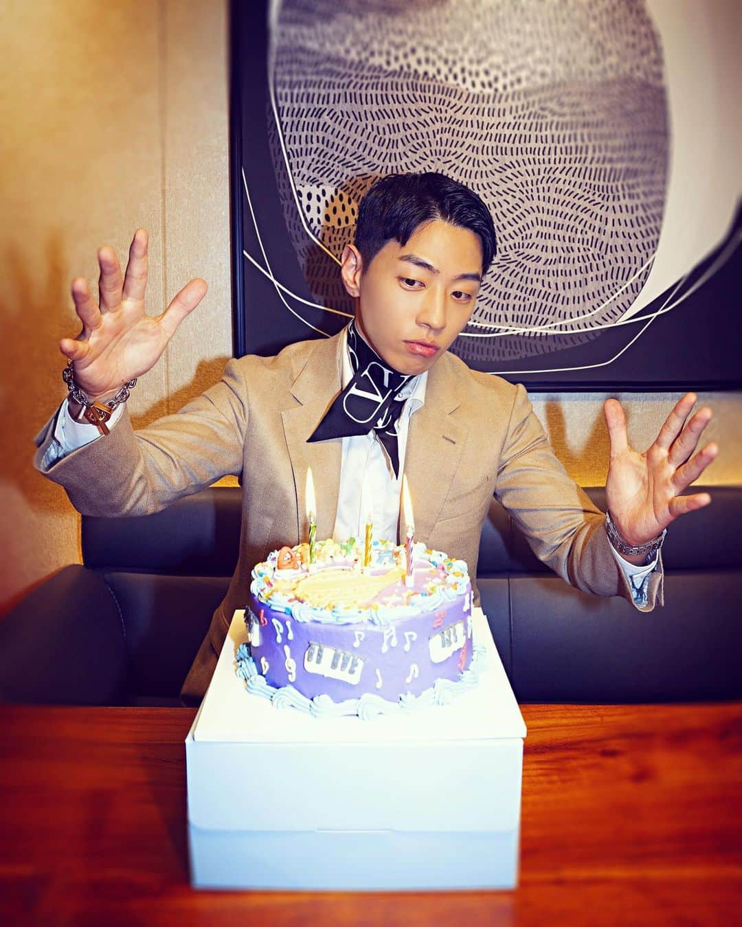 GRAYさんのインスタグラム写真 - (GRAYInstagram)「고마워요 라뷰 🎂💙✨ 𝙏𝙝𝙖𝙣𝙠 𝙔𝙤𝙪 !!!」12月8日 1時20分 - callmegray