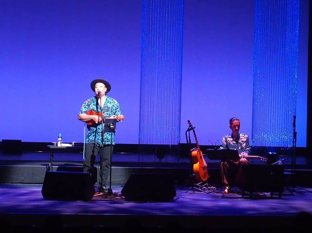 上江洌清作さんのインスタグラム写真 - (上江洌清作Instagram)「古謝美佐子　  UKULELE GYPSY   二人唄会  大阪は新歌舞伎座にて無事終了〜  with 松井朝敬 from Sweet Holywaiians  @sweet_hollywaiians   南の島へ行こう  で、コジャミーとセッション⤴︎  アンコール「百々」では  久しぶり、つたない三線を弾いて  コジャミー・勘緑&木偶舎とセッション⤴︎  あの日にしか味わえない、貴重な空気感は絶品でした😘🤙🌴🔥  ライブ、LIVE‼︎  やはり生は素晴らしい◎  改めて感じました⤴︎  大変な状況の中、遊びに来てくれた皆様方、ありがとうございました‼︎  #古謝美佐子  #UKULELEGYPSY   #勘緑  #木偶舎  #sweetholywaiians」12月8日 1時21分 - 00800