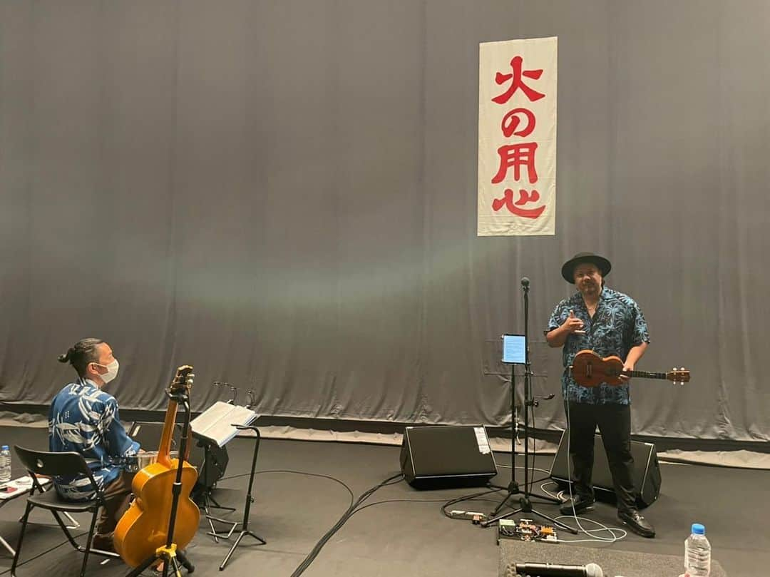 上江洌清作さんのインスタグラム写真 - (上江洌清作Instagram)「古謝美佐子　  UKULELE GYPSY   二人唄会  大阪は新歌舞伎座にて無事終了〜  with 松井朝敬 from Sweet Holywaiians  @sweet_hollywaiians   南の島へ行こう  で、コジャミーとセッション⤴︎  アンコール「百々」では  久しぶり、つたない三線を弾いて  コジャミー・勘緑&木偶舎とセッション⤴︎  あの日にしか味わえない、貴重な空気感は絶品でした😘🤙🌴🔥  ライブ、LIVE‼︎  やはり生は素晴らしい◎  改めて感じました⤴︎  大変な状況の中、遊びに来てくれた皆様方、ありがとうございました‼︎  #古謝美佐子  #UKULELEGYPSY   #勘緑  #木偶舎  #sweetholywaiians」12月8日 1時21分 - 00800