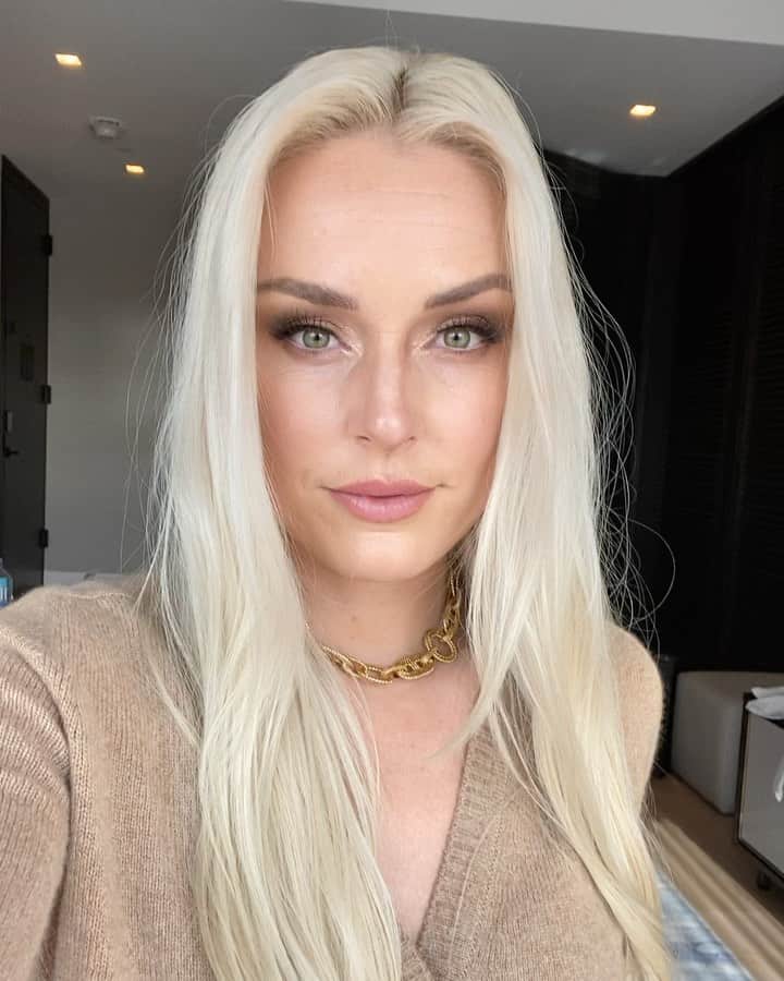 リンゼイ・ボンのインスタグラム：「Don’t be fooled by lights and filters...nobody is perfect. All of our lines and wrinkles make us who we are.  It’s in our imperfections that we find our true and unique beauty.」