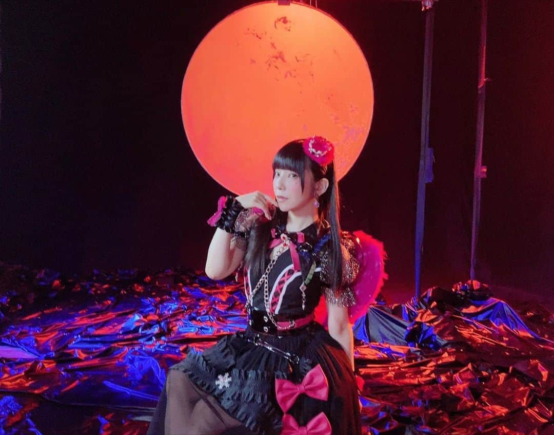 のインスタグラム：「🔴 . 2020年12月16日 Release❣️ 完全生産限定スプリットSingle 「キュンキュンですっ♡/ 365番目のエピローグ」 . ねもぺろ from でんぱ組.inc / LAVILITH . 🔻今後のイベント情報 . https://dempagumi.tokyo/news/2020/11/11/nemopero_lavilith_1216event/ . 🔻「365番目のエピローグ」MusicVideo . https://m.youtube.com/watch?feature=youtu.be&v=lQJVR85qSD4 . . . #LAVILITH #japan #tokyo #vocalunit #risaaizawa #usasakurano #onlinelive #live #LAVILITH #risaaizawa #usasakurano @risacheeese @sakuranousa #akihabara #dearstage #japan #tokyo #popcture #🐇🐈 #fashion #gothic #goth #dempagumi #✡️ #🧙‍♀️#mosocalibration #でんぱ組 #musicmagi #arcanaproject #helloween #helloweenparty #ラビリスねもぺろ #👼 #😈 #moonlight #moon #fullmoon」