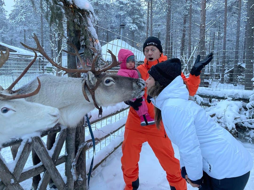 チャチー・ゴンザレスのインスタグラム：「Sorry @jukkadudeson ...I COULDN’T RESIST A REINDEER SMOOCH 💋」