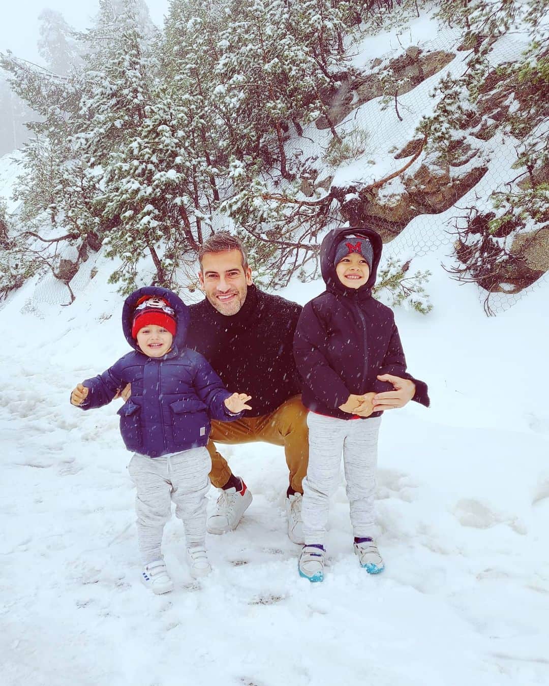 アルベルト・ロポのインスタグラム：「Dia de nieve con los enanos!!! Como disfrutan y disfrutamos!!!❄❄☃️☃️💧💧💧」