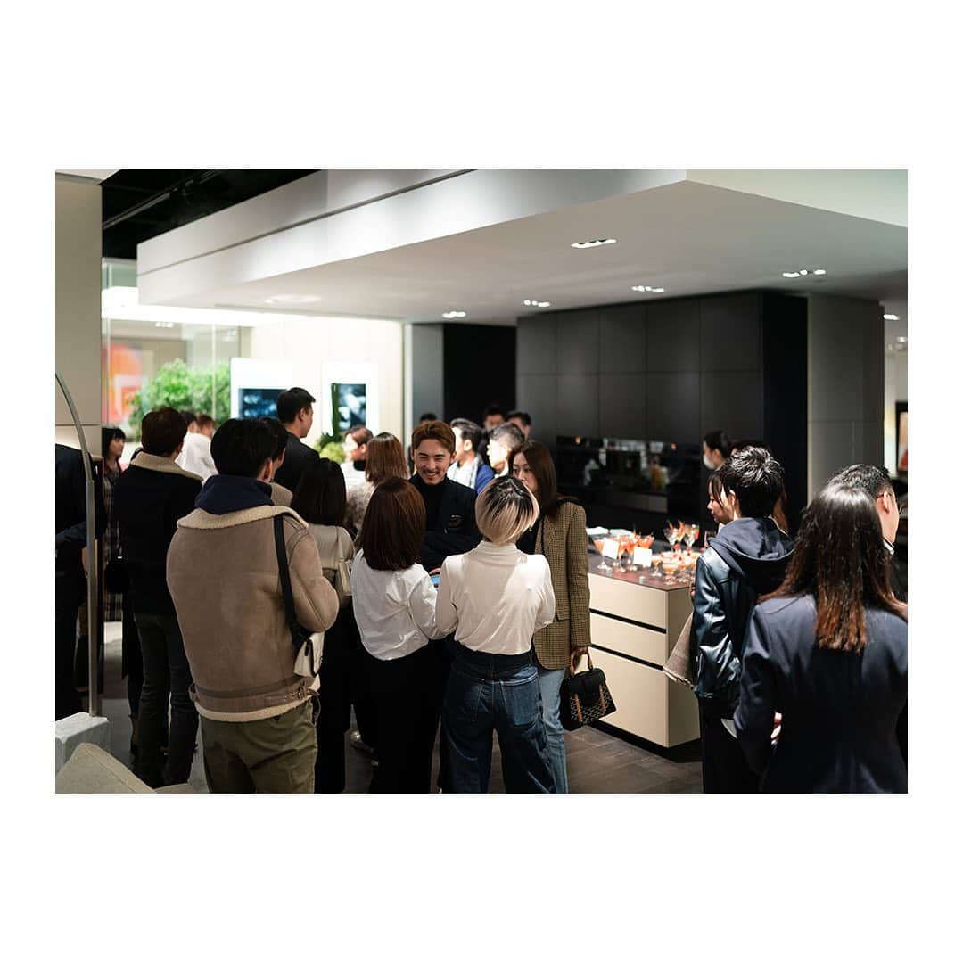 Poliform|Varennaさんのインスタグラム写真 - (Poliform|VarennaInstagram)「After the event in Milan showroom, Poliform has brought overseas the “Time, Light, Space” project with an installation in Gala Mall Showroom, in Shanghai. The photos by Paolo Roversi come to life in the form of installations on the showroom windows, showing a continuity of story with the book project. The event was also the occasion to present to the Chinese market the new 2021 collection. #poliform #design #madeinitaly #PaoloRoversi #designshanghai #TimeLightSpace #PoliformBook #shanghai」12月8日 1時36分 - poliform_official