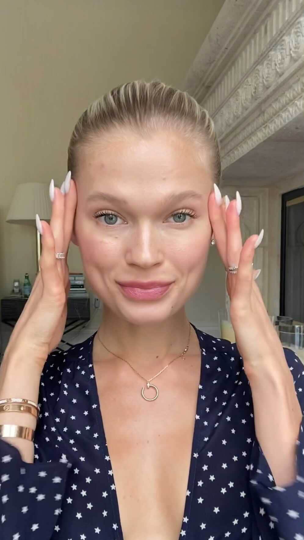 ヴィタ・シドルキナのインスタグラム：「I remember times when I would wake up 3 hours before my school starts....and would spend 2 hours of 3 just on getting myself ready! How?🤦🏼‍♀️ what did i even do with those 2 hours?😂 Well...those times are over, now that I’m a mom I will be lucky to have 3 minutes to do my makeup...so here is my go-to easy-breezy makeup that I do 90% of the times😀  I used👇🏼  For skin: •Charlotte Tilbury-magic away concealer (color 4)  •Q-SkinScience- BB cream (Medium)  Cheeks:  •Tata Herper-cheek and lips tint (Color: Very charming)   Eyes:  •Tom-Ford- Cream Color for eyes (Color: 02) •Wander beauty-Volume and length mascara   Brows:  •Romanovamakeup-Sexy eyebrow mascara   Lips:  •Dior- Lip glow (Color:001)  Music: Cardi B - I like it」