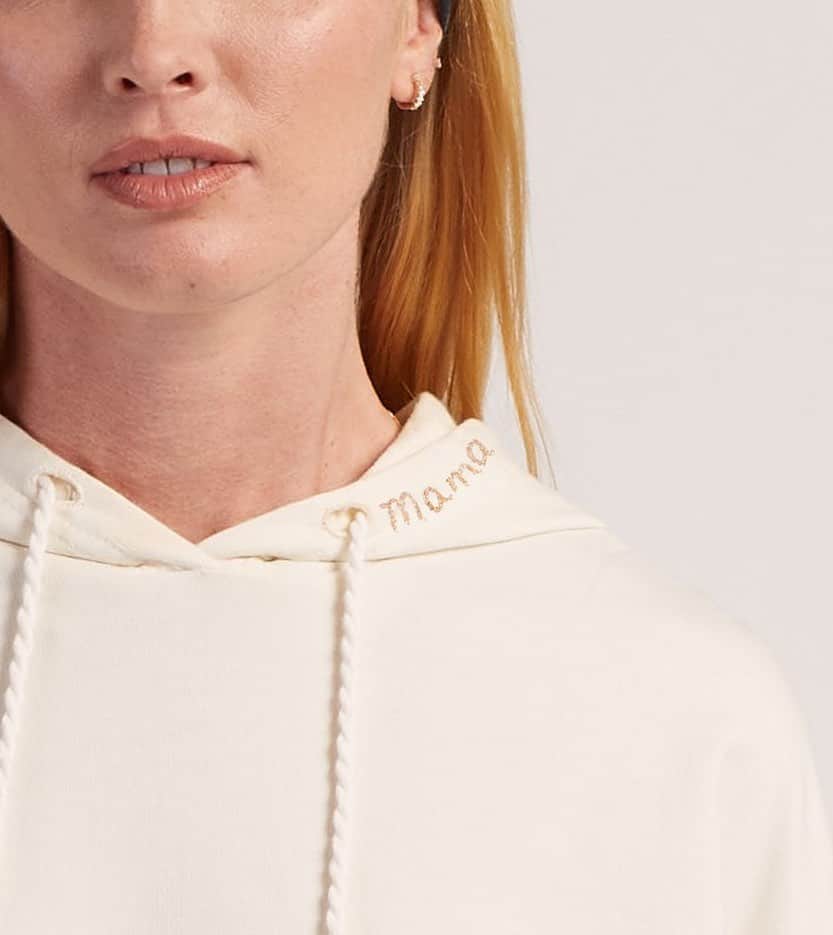 クレオベラのインスタグラム：「For the next three days, we’ll be offering Custom Embroidery to any lounge, mask, or scarf. This is the perfect way to ensure your gifts feel personal & special this holiday season! The embroidery must be under 6 letters - think initials, nicknames, or symbols and will cost $10 🎅🏻🎅🏻 Check out @rabbitlore for designs and ideas and make sure to get your order in by Wednesday evening for Christmas arrival 💫」