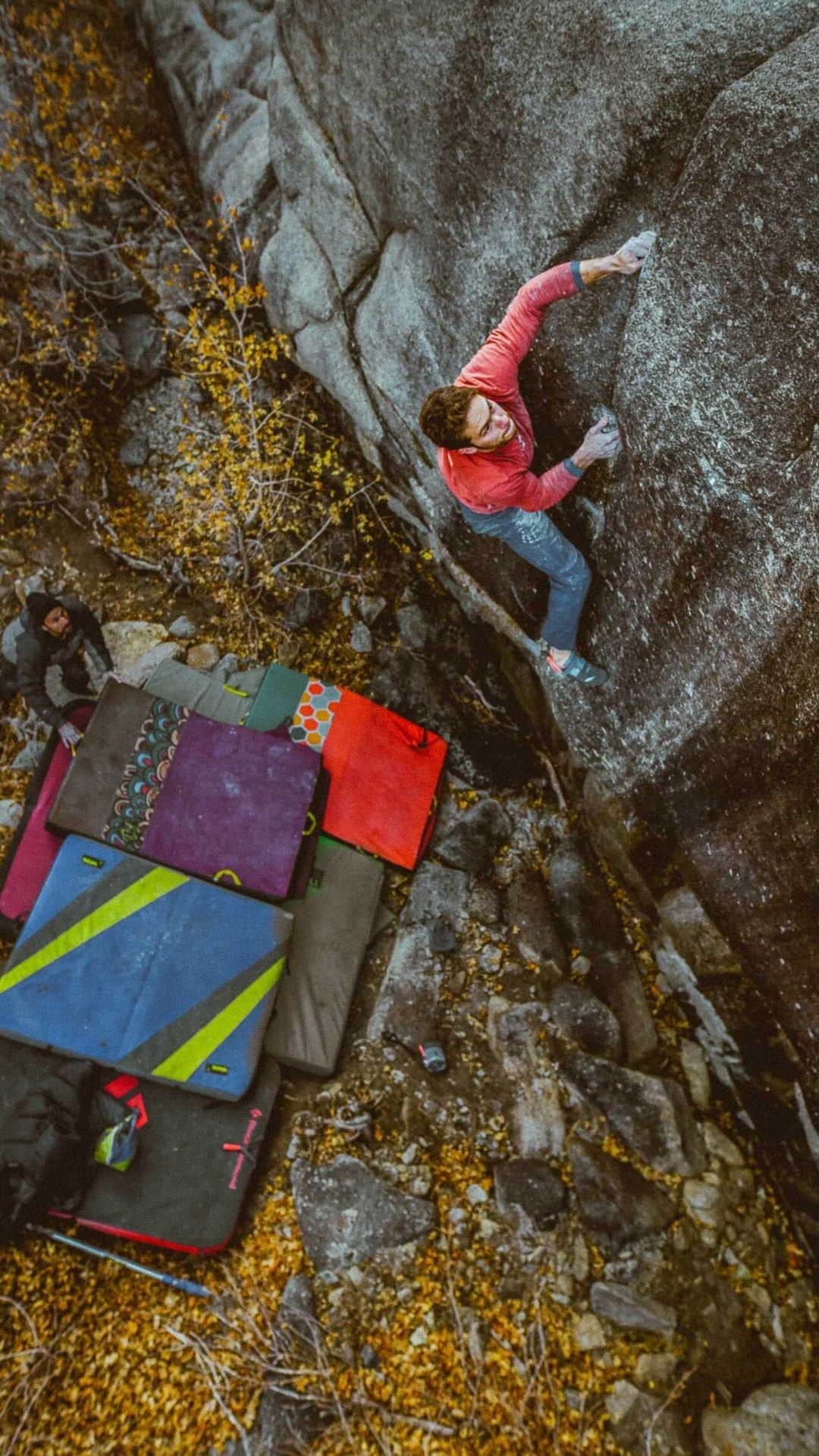 ティム・ケンプルのインスタグラム：「It’s one thing to be physically strong in the climbing world these days, but to combine that with mental toughness is rare. ⁣ After watching @eric.jerome take the whipper that kept me awake at night from the top of Holy Moly (over 20’ of air) I figured he’d be done for the day, maybe even the week. But then 30 minutes later he demonstrated he was tough as nails and was ready to give it the infamous ‘One last go’.⁣  Now the only question is, ‘Who’s next?!’ ⁣ 🧗‍♂️ @eric.jerome ⁣ 🤚 myself +  @natefelcher ⁣ 🎥 @natefelcher + @eric.jerome ⁣ #bouldering #climbing #littlecottonwoodcanyon」