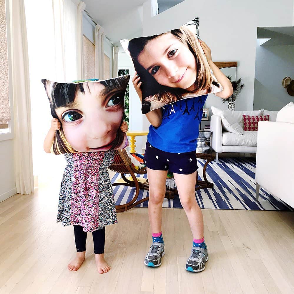 Ilana Wilesさんのインスタグラム写真 - (Ilana WilesInstagram)「The best gift I ever got Grammy and Sammy were these two customized pillows with Mazzy and Harlow’s faces on them. They still have them on their couch. If you are looking for grandparent gift ideas, I’ve got a whole section on my holiday gift guide just for them, which includes photo pillows, special ice cream sundae bowls, digital frames, long distance bonding bracelets, a family cookbook journal and more. Link in bio. What’s the best gift you ever got the Bubbies and Zadies in your life? (That’s Yiddish for Grandmas and Grandpas.)」12月8日 1時39分 - mommyshorts