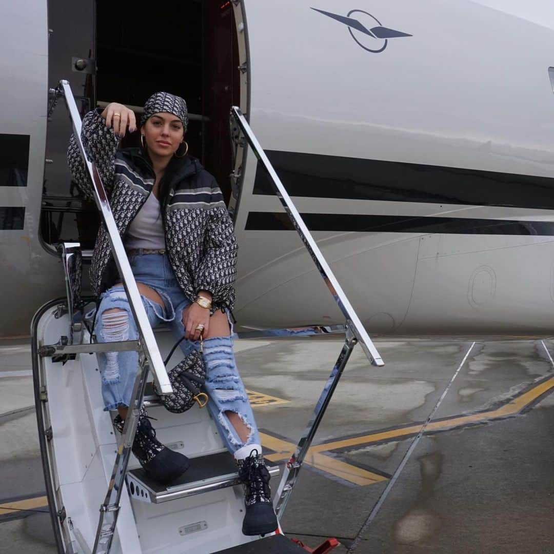 ジョルジーナ・ロドリゲスさんのインスタグラム写真 - (ジョルジーナ・ロドリゲスInstagram)「✈️❄️💙」12月8日 1時46分 - georginagio