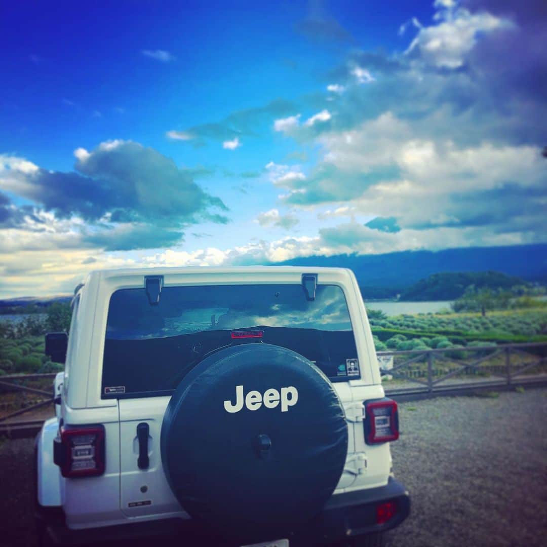 大山恵理乃のインスタグラム：「スキなクルマで  カワイイ景色が完成  #jeep #kawaguchiko #mtfuji」