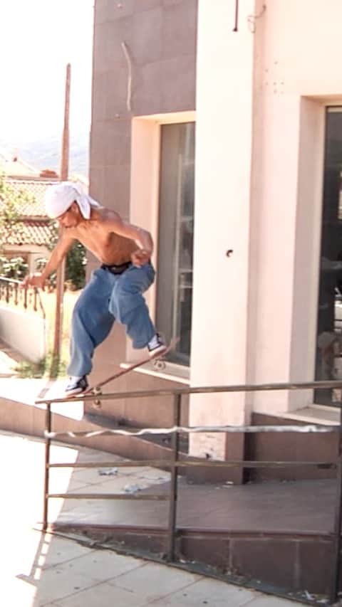 のインスタグラム：「@heitordasilva chases the last days of summer on a trip to Athens Greece with @austinbristow in a daydream of Mediterranean vibes, buttery ledges and good times just before reality kicked in again. • #adidasSkateboarding 🎥 @austinbristow」