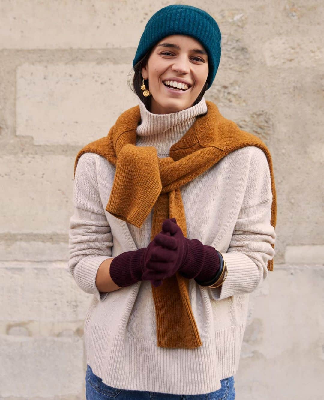 バネッサ・ブリューノさんのインスタグラム写真 - (バネッサ・ブリューノInstagram)「Nos essentiels : les bonnets et gants tout en couleur!⠀ ⁠⠀ Our essentials: colorful hats and gloves.⁠⠀ ⁠⠀ #VanessaBruno #homewear #loungewear #twistandmix #cosyathome #fullcachemire #essentialsoftheseason⁠ #cosywinter #winterishere #winteriscoming」12月8日 2時08分 - vanessabruno