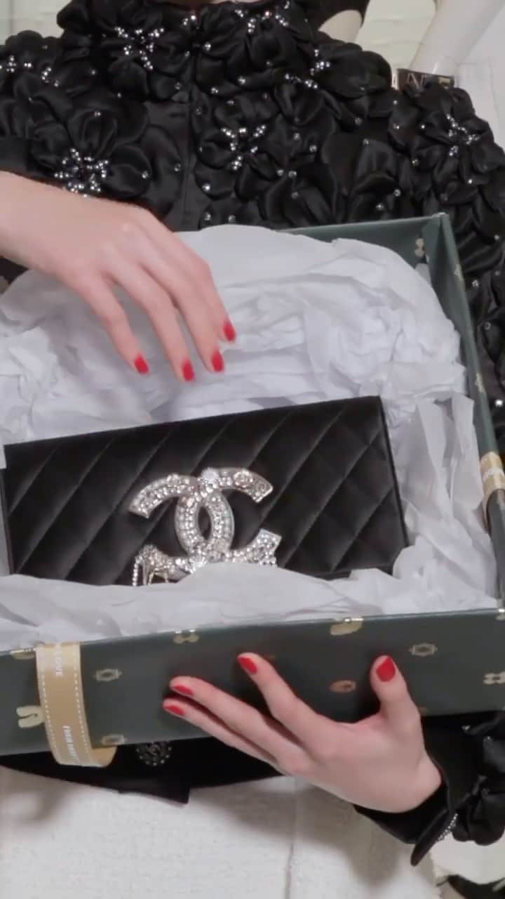 Harrodsのインスタグラム：「THINK INSIDE THE BOX. Feeling the Christmas spirit? Pass it on! This one’s got your name on it @HarrodsMan.   Find Luxury Accessories and Fine Jewellery on the Ground Floor, Womenswear on the First and Fourth Floors, and Home on the Third Floor.   Featured brands: @ChanelOfficial, @Bulgari, @TimothyDunnLondon, @Prada.   #Harrods #HarrodsFashion #HarrodsChristmas」