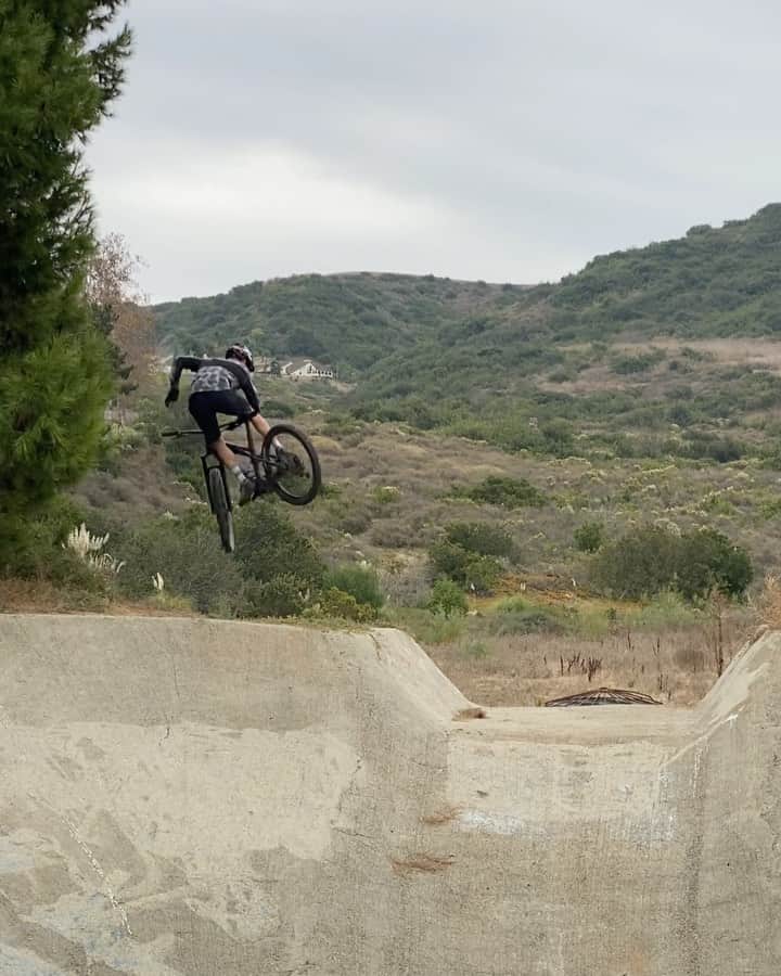 ケン・ロックゼンのインスタグラム：「Two wheels equals happiness 🤙🏽 Found this rad little bowl on my ride @canyon_na @foxmtb」