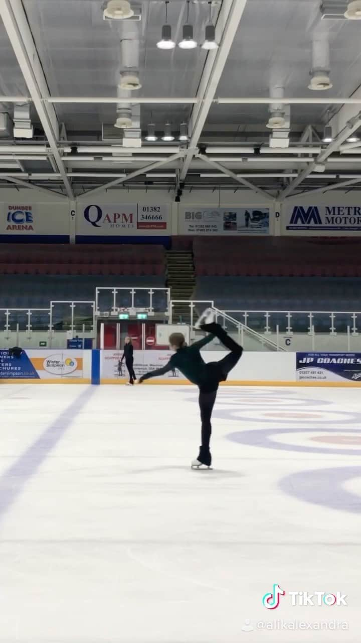 アレキサンドラ・ゴロフキナのインスタグラム：「@ice_dundee @jackson.ultima @johnwilsonblades ✨🖤  #figureskating #iceskating #spin #reverse #combospin #icedundee #dundee #scotland #isu #фигурноекатание #dailusisciuozimas #treniruote #lietuva  #lteam #ltok」