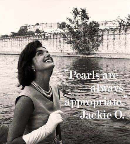サンドラ・バーンハードさんのインスタグラム写真 - (サンドラ・バーンハードInstagram)「Especially in Paris on the bank of the Seine #Jackie #Pearls」12月8日 2時03分 - sandragbernhard