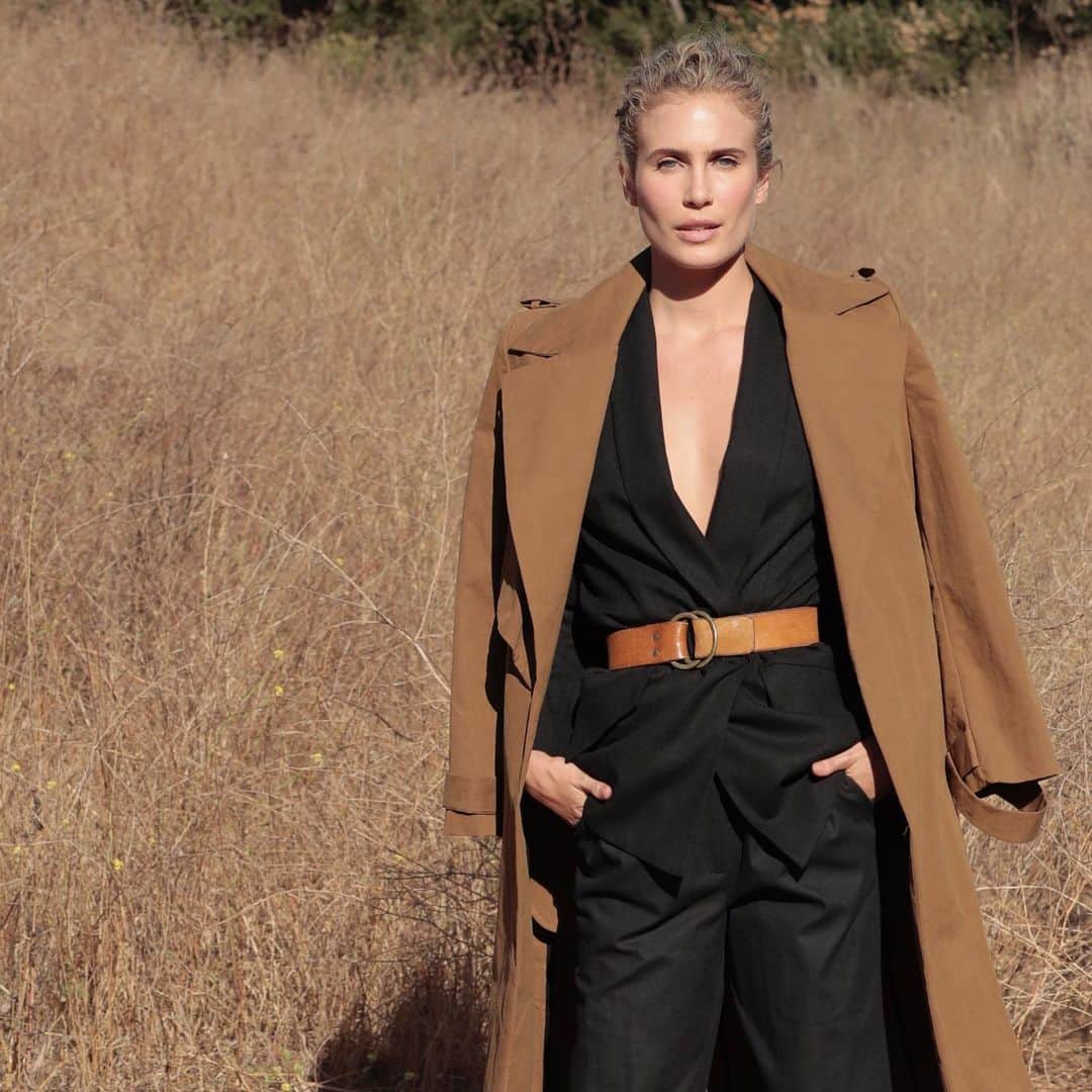 ハイディメリックのインスタグラム：「I’m still getting dressed. I encourage you, feel good in your clothes! Throw that jacket over your shoulders, wear pants with a waistband. 😂Let’s start with small, good things, and let that grow.... HEIDIMERRICK.com」