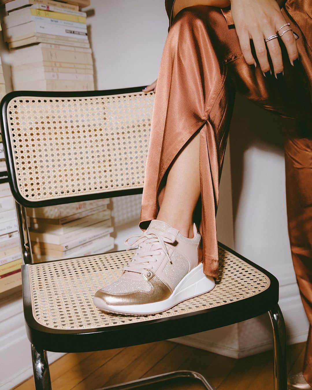 ALDO shoesさんのインスタグラム写真 - (ALDO shoesInstagram)「Stay in and stand out ✨ Our totally stylish sporty-chic sneaker Tiliaria will earn you lots of mentions on social media! Add some pep to your step in bio. #AldoShoes」12月8日 2時12分 - aldo_shoes