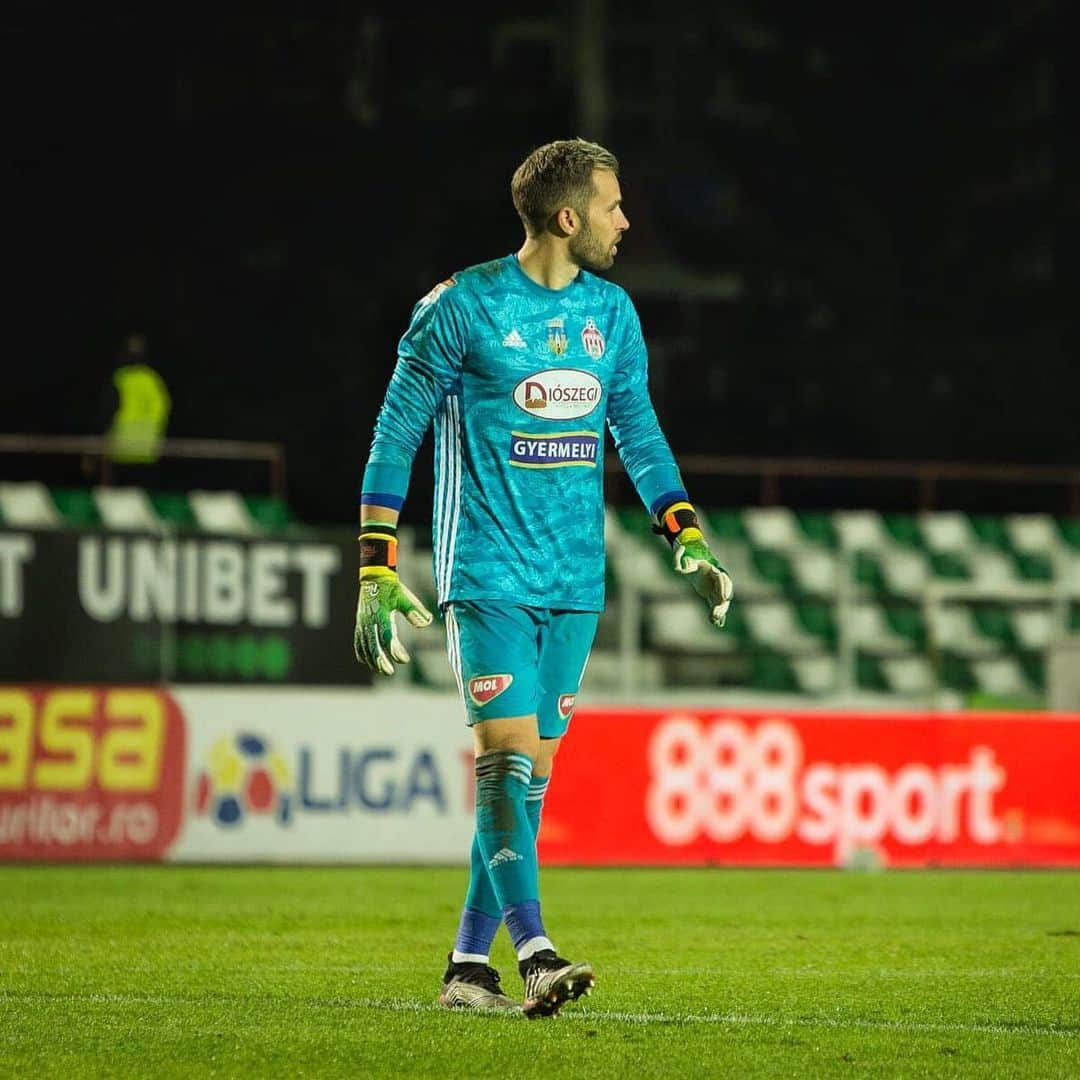 ヘスス・フェルナンデス・コラードのインスタグラム：「Look forward and never give up!⚔️💪🏼🛡- Sepsi OSK 🔴⚪️🔴 #picoftheday#instamood #football#goalkeeper#rggoalkeepergloves#liga1betano🇹🇩」