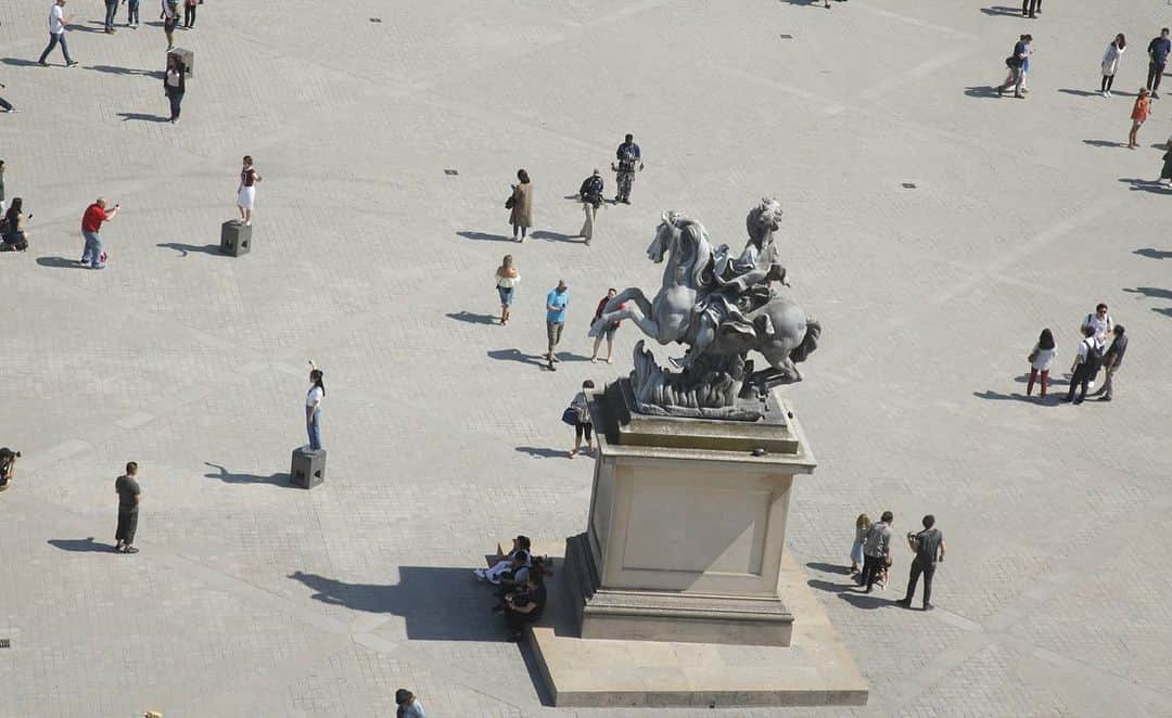 ルーブル美術館さんのインスタグラム写真 - (ルーブル美術館Instagram)「. 🇫🇷 Nous vous souhaitons une #BonneSemaine avec cette statue de Louis XIV par Le Bernin ! 😊 - 🎂 Né #CeJourLà en 1598, Gian Lorenzo Bernini est un sculpteur, architecte et peintre baroque italien. Invité par Louis XIV pour restructurer le palais du Louvre en 1665, le Bernin proposa d’élever un grandiose monument à la gloire du souverain. La commande fut passée en 1667 et l’œuvre fut réalisée par les pensionnaires de l’Académie de France à Rome, sous la direction du Bernin qui modela le modèle réduit de la sculpture. - 👑 L’artiste réussit à capturer l’essence de la majesté en l’enveloppant dans le tissu flottant de sa cape, et en le coiffant d’une perruque aux longues boucles. Son attitude royale est marquée par son regard serein et sûr tourné vers l’extérieur avec l’autorité d’un souverain d’origine divine. - 🐎 L’original de la statue se trouve aujourd’hui dans l’Orangerie du Château de Versailles. Deux copies en ont été faites : l’une est exposée dans le parc de Versailles. L’autre, en plomb, a été commandée en 1986 par l’architecte Pei. Elle accueille depuis 1988 les visiteurs dans la cour Napoléon du musée ! - - - - 🌎 We wish you a #GoodWeek with this statue of Louis XIV by Bernini! 😊 - 🎂 Born #OnThisDay in 1598, Gian Lorenzo Bernini is an Italian Baroque sculptor, architect and painter. Invited by Louis XIV to restructure the Louvre palace in 1665, Bernini proposed to build a grandiose monument to the glory of the king. In 1667, Louis XIV commissioned the work. It was carried out by the residents of the French Academy in Rome, under the direction of Bernini. - 👑 The artist succeeded in capturing the essence of the Majesty, wrapping the king in the floating fabric of his cloak and covering him with a long curly wig. His royal attitude was marked by his serene and sure gaze, turned outward with the authority of a divine sovereign. - 🐎 The original statue is now in the Orangery of the Château de Versailles. Two copies have been made: one is exposed in the park of Versailles. The other, made of lead, was commissioned in 1986 by the architect Pei. Since 1988, the statue welcomes visitors in the Cour Napoléon of the museum! . . #Louvre #MuséeDuLouvre」12月8日 2時15分 - museelouvre