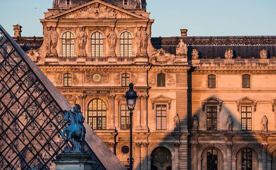 ルーブル美術館さんのインスタグラム写真 - (ルーブル美術館Instagram)「. 🇫🇷 Nous vous souhaitons une #BonneSemaine avec cette statue de Louis XIV par Le Bernin ! 😊 - 🎂 Né #CeJourLà en 1598, Gian Lorenzo Bernini est un sculpteur, architecte et peintre baroque italien. Invité par Louis XIV pour restructurer le palais du Louvre en 1665, le Bernin proposa d’élever un grandiose monument à la gloire du souverain. La commande fut passée en 1667 et l’œuvre fut réalisée par les pensionnaires de l’Académie de France à Rome, sous la direction du Bernin qui modela le modèle réduit de la sculpture. - 👑 L’artiste réussit à capturer l’essence de la majesté en l’enveloppant dans le tissu flottant de sa cape, et en le coiffant d’une perruque aux longues boucles. Son attitude royale est marquée par son regard serein et sûr tourné vers l’extérieur avec l’autorité d’un souverain d’origine divine. - 🐎 L’original de la statue se trouve aujourd’hui dans l’Orangerie du Château de Versailles. Deux copies en ont été faites : l’une est exposée dans le parc de Versailles. L’autre, en plomb, a été commandée en 1986 par l’architecte Pei. Elle accueille depuis 1988 les visiteurs dans la cour Napoléon du musée ! - - - - 🌎 We wish you a #GoodWeek with this statue of Louis XIV by Bernini! 😊 - 🎂 Born #OnThisDay in 1598, Gian Lorenzo Bernini is an Italian Baroque sculptor, architect and painter. Invited by Louis XIV to restructure the Louvre palace in 1665, Bernini proposed to build a grandiose monument to the glory of the king. In 1667, Louis XIV commissioned the work. It was carried out by the residents of the French Academy in Rome, under the direction of Bernini. - 👑 The artist succeeded in capturing the essence of the Majesty, wrapping the king in the floating fabric of his cloak and covering him with a long curly wig. His royal attitude was marked by his serene and sure gaze, turned outward with the authority of a divine sovereign. - 🐎 The original statue is now in the Orangery of the Château de Versailles. Two copies have been made: one is exposed in the park of Versailles. The other, made of lead, was commissioned in 1986 by the architect Pei. Since 1988, the statue welcomes visitors in the Cour Napoléon of the museum! . . #Louvre #MuséeDuLouvre」12月8日 2時15分 - museelouvre